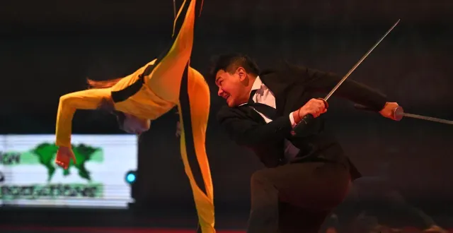 photo  maurice chan et sa troupe de cascadeurs professionnels ont reconstitué ici une scène culte du film kill bill.  &copy;  le maine libre - denis lambert 