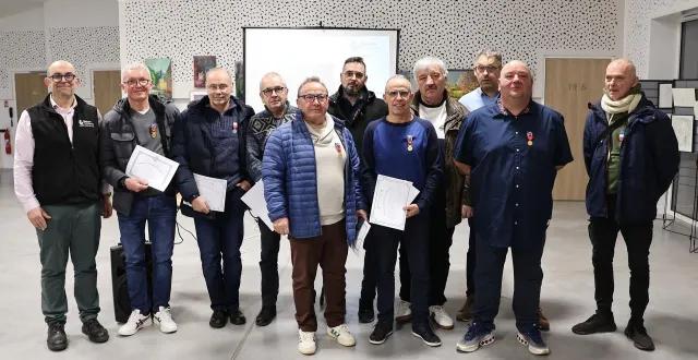 photo  la promotion 2026 des médaillés du travail de la fonderie grandry technicast, à l’issue de la cérémonie, jeudi 29 janvier 2026, à solesmes, aux côtés du directeur, franck chomel (premier à gauche).  &copy;  ouest-france 