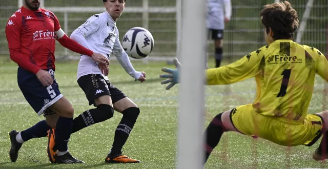 photo  le gardien louka sauvé et les siens ont subi les assauts du sc thouarsais pendant 90 minutes.  &copy;  co – jean-paul michenot 