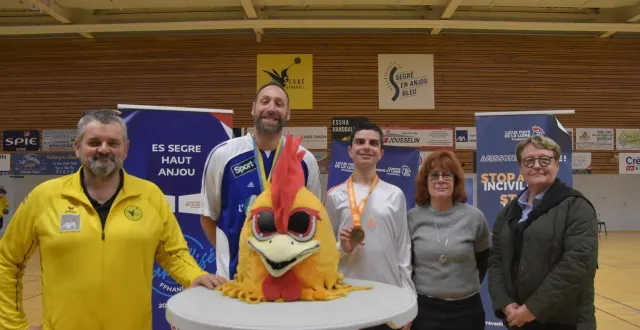 photo  de gauche à droite : christophe amanon, président du club segré handball, en compagnie de bertrand roiné, steven ossant, corinne vermeil (ligue régionale de handball) et geneviève coquereau, maire de segré-en-anjou-bleu.  &copy;  co - joël audouin 