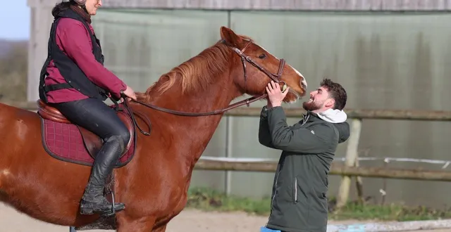 photo  théo brousseau a donné cours à une dizaine de cavalières.  &copy;  charlotte larchier 