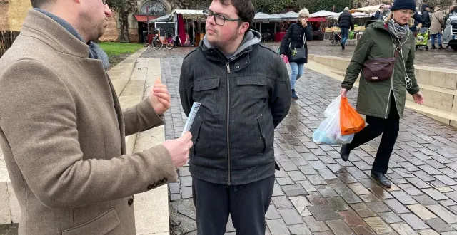 photo  sur le marché des jacobins, au mans (sarthe), ce dimanche 1er février 2026, à un mois et demi du premier tour des municipales, des militants distribuent des tracts et engagent la conversation avec les électeurs.  &copy;  ouest-france 