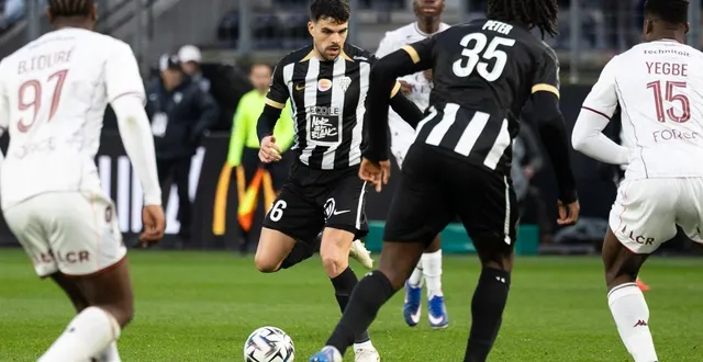 photo  le milieu angevin louis mouton a ouvert le score à la 25e minute.  &copy;  photo co - regine lemarchand 