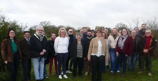 photo  au premier plan, détachée du groupe, magali hérissé, 53 ans, professeur documentaliste, tête de liste d’« argentonnay demain ».  &copy;  co 