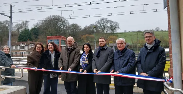 photo  didier reveau, président de la communauté de communes du perche émeraude, quentin spooner, sous-préfet de l’arrondissement de mamers, roch brancour, vice-président de la région des pays de la loire et jean-luc bouhadana, directeur régional sncf gares et connexions, ont inauguré les travaux de mise en accessibilité de la gare de la ferté-bernard (sarthe), jeudi 29 janvier 2026.  &copy;  ouest-france 