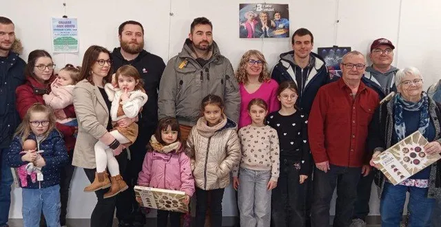 photo  samedi soir, dix familles ont été primées pour maisons illuminées lors des fêtes de fin d’année. celles-ci ont reçu un cadeau du bureau du comité des fêtes.1. cindy brion et florian suire ; 2., kevin lemesle et charlène tusseau ; 3., nadia hamelin. le comité renouvellera l’animation et installera des illuminations et décorations dans les quartiers de la commune.  &copy;  ouest-france 