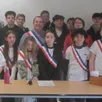 photo  les membres du conseil municipal devant les élus et les nouveaux électeurs. 