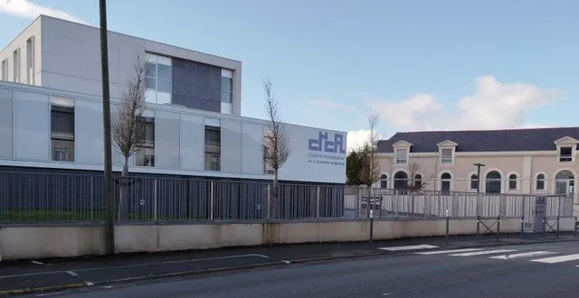 photo  le poteau d’incendie de l’avenue jean-robin, ici à gauche de la façade de l’hôpital de chalonnes, n’a pas le débit suffisant. il remet en question la sécurité incendie du secteur.  &copy;  ouest-france 