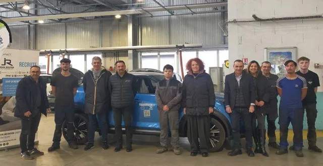 photo  au lycée de narcé, remise d’un véhicule par le groupe jean rouyer-nissan en présence (au centre) de florence mineau-bourcier (directrice), de jérôme greffier, harold vrignaud ; à gauche, laurent manceau (directeur délégué aux formations) et jérôme pouplard, proviseur (4e à gauche).  &copy;  ouest-france 