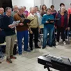 photo  plus de 60 choristes de la chorale chanteloire en répétition, sous la direction de laurent bourgoin. 