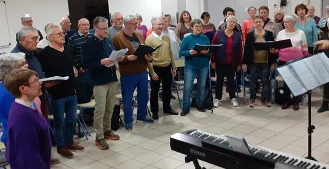 photo  plus de 60 choristes de la chorale chanteloire en répétition, sous la direction de laurent bourgoin.  &copy;  ouest-france 