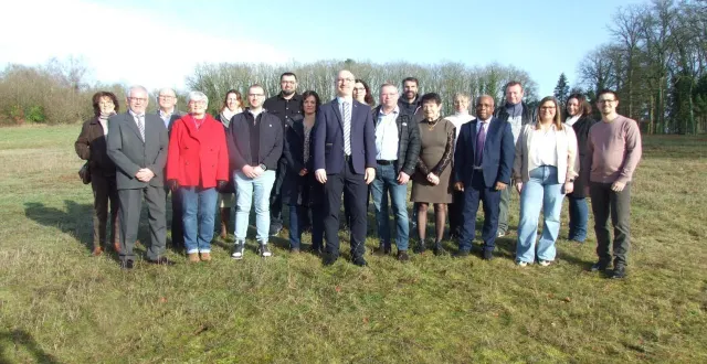 photo  vincent godefroy présente sa liste créons ensemble notre village de demain.  &copy;  ouest-france 