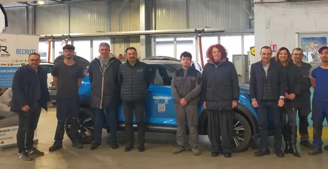 photo  responsables du lycée, représentants du garage rouyer et étudiants devant l’automobile qui servira de terrain d’étude.  &copy;  co 