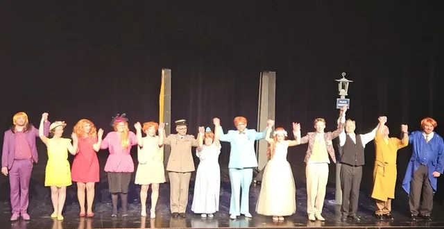 photo  les acteurs chaleureusement applaudis par un nombreux public.  &copy;  co 