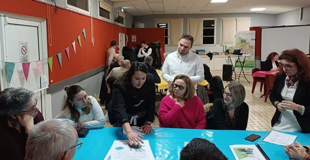 photo  clément joncheray, directeur du centre (au centre), a animé la soirée, en présence de l’équipe de salariés du centre socioculturel des coteaux du layon, de bénévoles et des habitants du territoire.  &copy;  co 