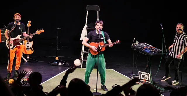 photo  au total, 130 élèves de cp, ce1 et ce2 des écoles le clos-de-la-motte et jean-de-la-fontaine ont assisté, jeudi 29 janvier, au spectacle musical « match », de la compagnie coucoucool, donné au carré des arts. une représentation appréciée par les enfants, qui venait clore un projet pédagogique mené en amont en classe, autour de la compétition, de l’esprit sportif et des règles du jeu.  &copy;  service communication verrières-en-anjou 