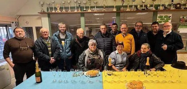 photo  les participants à l'assemblée générale ont partagé le verre de l’amitié et la galette à l’issue de la séance.  &copy;  co 