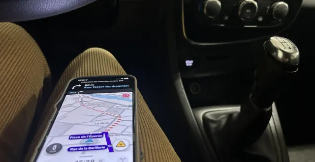 photo  le téléphone en gps sur les genoux peut être considéré comme une distraction, selon la sécurité routière.  &copy;  le maine libre 