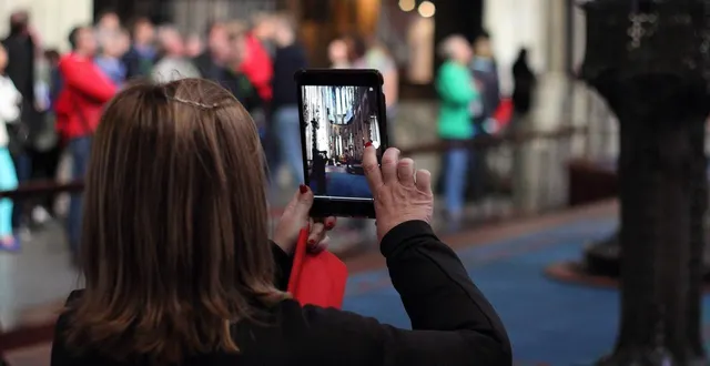 photo  confronté au surtourisme, le village de funes (italie) se 