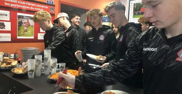 photo  carottes râpées et taboulé au menu pour les u18 du fc flers.  &copy;  ouest-france 