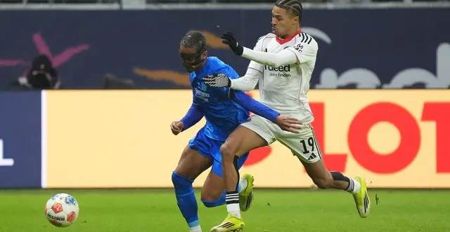 photo  jean-mattéo bahoya (à droite), samedi 31 janvier à francfort à l’occasion du match contre le bayer leverkusen.  &copy;  dpa picture-alliance via afp 