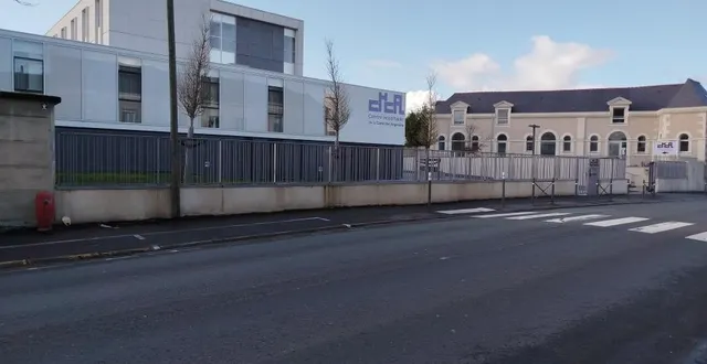 photo  le poteau d’incendie de l’avenue jean-robin, ici à gauche de la façade de l’hôpital de chalonnes, n’a pas le débit suffisant. il remet en question la sécurité incendie du secteur.  &copy;  ouest-france 
