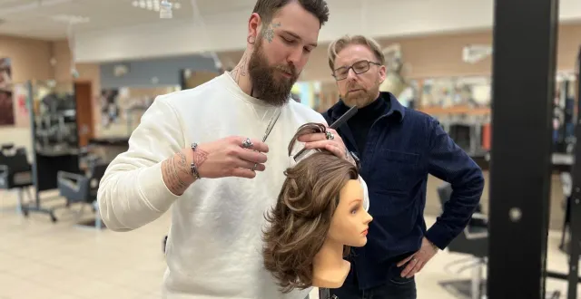 photo  en dehors de ses sept semaines de stage en entreprise, swen prohl s’exerce au salon de coiffure pédagogique du 3ifa, sous le regard de jean-philippe breon.  &copy;  ouest-france 