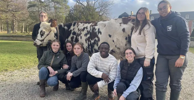photo  ces huit étudiantes et étudiant du lycée agricole le robillard, à saint-pierre-en-auge (calvados), participent au trophée international de l’enseignement agricole 2026, avec leur vache ultra. de gauche à droite : teana lorel, astrid foucher-lefevre, gwen james, méline houssin, cosme kpatinvo, amandine carvalho, laura rault et thia bourseau.  &copy;  ouest-france 