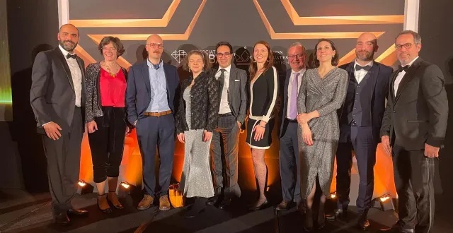 photo  serge pécaud et aurélie pécaud (3e et 4e en partant de la gauche), les porteurs de projet sarthois lors de la remise des prix à londres.  &copy;  laborhêto 