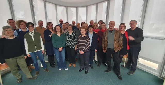 photo  composée de 25 membres dont marie-noëlle beau (maire sortant, au centre), qui se représente pour un deuxième mandat, la liste « châtillon avec vous » est dévoilée.  &copy;  co 