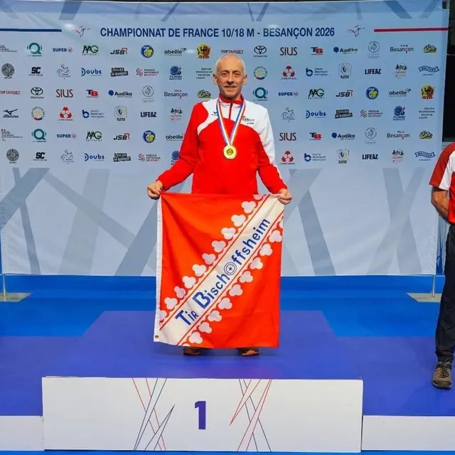 photo eric trolet (à gauche) sur la deuxième marche du podium.  ©  fftir / pc.photographie