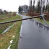 photo  un poteau électrique est tombé sur la route à la chapelle-près-sées, le 9 janvier 2026. depuis les câbles ont été coupés et le poteau remplacé mais deux cents habitants sont aujourd’hui privés d’internet. 