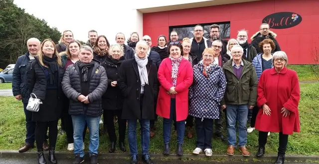 photo  l’équipe qui se présente aux côtés d’isabelle cozic-guillaume. absents : sylvie froger. sylvain gardet. rémy heulin. claire houyel et gaëlle lamare.  &copy;  ouest-france 