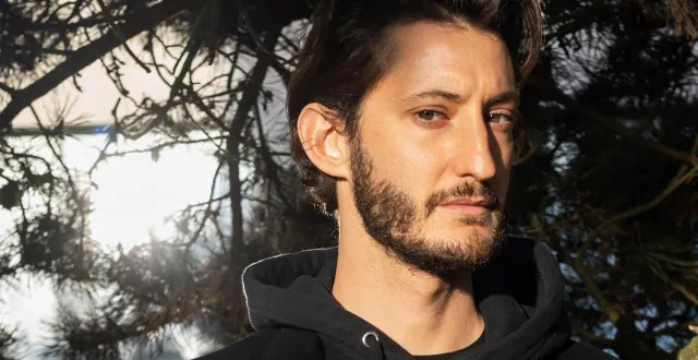 photo  un mouchoir usagé offert par l’acteur pierre niney (ici en février 2022) va permettre à une association de récolter plusieurs dizaines de milliers d’euros.  &copy;  martin roche / archives ouest-france 