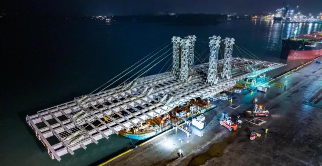 photo  42 m de long, 150 m de large, et 25 m de haut. le tablier est posé sur une barge qui n’est manifestement pas adaptée aux conditions de navigation de l’atlantique.  &copy;  gael arnaud – cimolai 