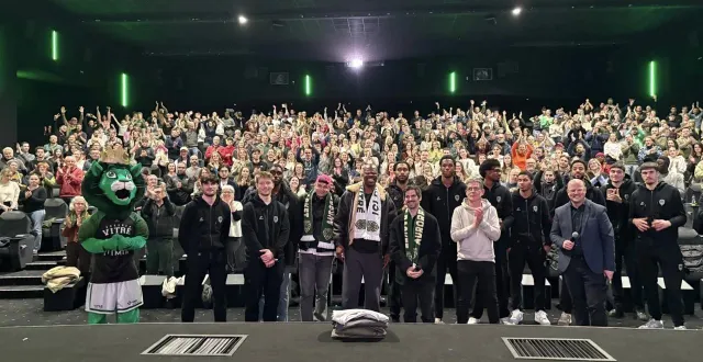 photo  les basketteurs de l’aurore dans la salle du cgr en compagnie des acteurs jean-pascal zadi et raphaël quenard.  &copy;  ouest-france 