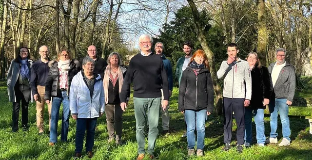 photo  dominique viannay et les membres de la liste rassemblons : priscillia beucher, laurent delahaye, claire croué, chantal blot, stéphane cherel, karine prézelin, dominique viannay, patrice betton, françois gobert, sylvie souffaché, alix garreau-capmas, sandrine langlais, armand jarry - absents de la photo : guy hérin, maeve leau, angélique murtas, matthias houdbine.  &copy;  liste rassemblons 