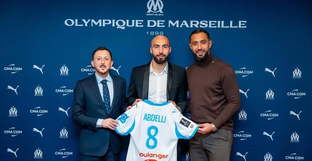photo  himad abdelli, au centre aux côtes de pablo longoria et medhi benatia, président et directeur sportif de l’om.  &copy;  olympique de marseille 