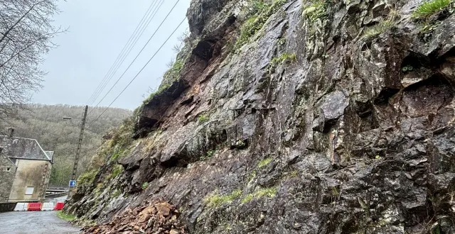 photo  tout un pan de la paroi rocheuse qui borde la rue olivier-basselin, à vire normandie (calvados), s’est détaché le 9 janvier 2026.  &copy;  ouest-france 