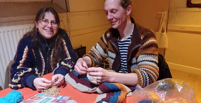 photo  claire logerais (à gauche) pendant l’atelier crochet au baratin.  &copy;  co 