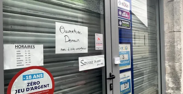 photo  les gérants du tabac-presse toutes-aides, à nantes, ont installé un système de sécurité avec une sonnette après les premiers braquage, pour filtrer les entrées.  &copy;  ouest-france 
