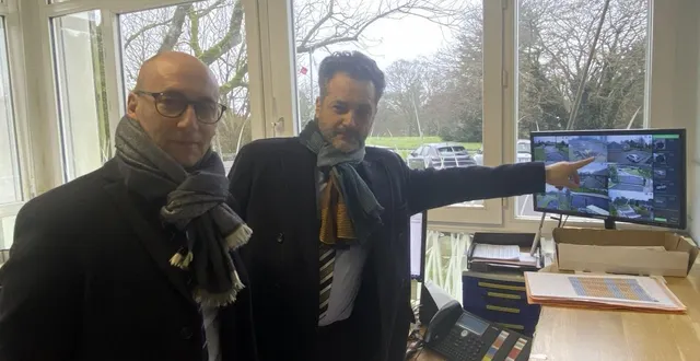 photo  le proviseur du lycée olivier guichard (guérande), brice lucas, ici aux côtés du conseiller régional benoît barret, montre l’écran de vidéoprotection : 10 cameras ont été installées dans l’établissement.  &copy;  ouest france 
