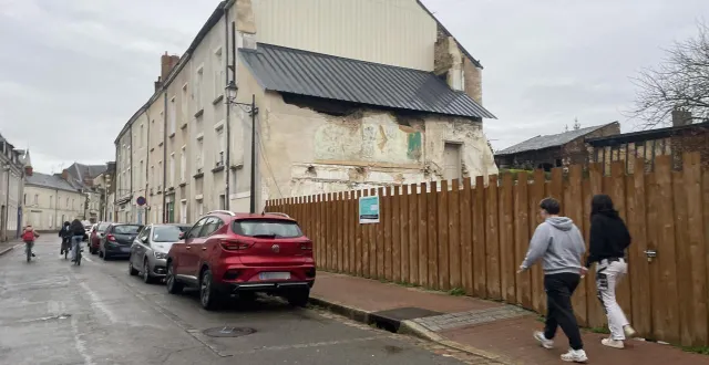 photo  l’ancien immeuble des 61-65, rue de la dauversière va être reconstruit, la mairie a approuvé la vente du terrain à la société foncière amenao ce lundi 2 février 2026.  &copy;  le maine libre - louis gohin 