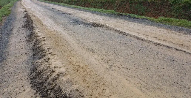 photo  la route dite de saint-siméon s’est dégradée en raison d’une « mauvaise veine de pierre, très argileuse », qui rend la chaussée « glissante » à gorron.  &copy;  ouest-france 