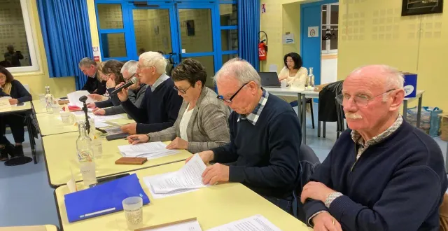 photo  sylvain jarry présente aux conseillers communautaires les derniers dossiers en cette fin de mandature.  &copy;  ouest-france 
