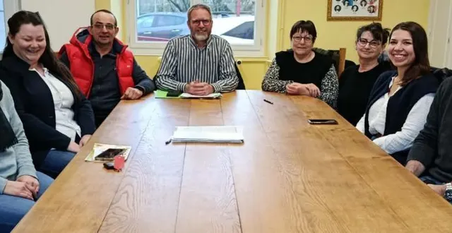 photo  réunion pré-électorale autour de nicolas laforêt.  &copy;  ouest-france 