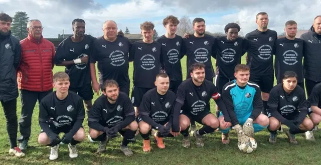 photo  l’équipe c en compagnie de dirigeants et de sylvain amiot qui leur a remis maillots et shorts avant le match contre messei. au premier rang, malvin pottier, entraîneur de l’équipe et joueur (gardien de but).  &copy;  ouest-france 