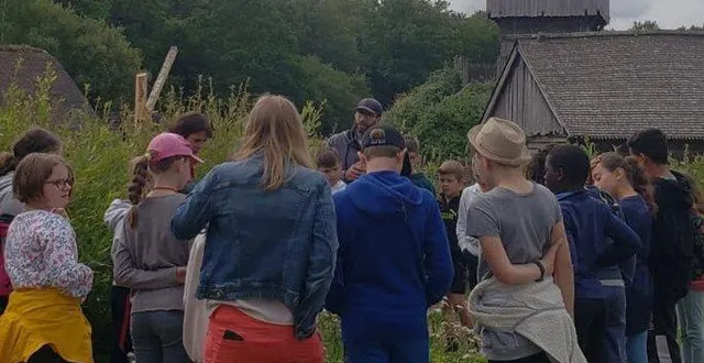photo  aurélien rousseau participe aux parcours scolaires en ouvrant le jardin médiéval pour des animations.  &copy;  archives ouest-france 