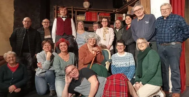 photo  comédiens et bénévoles de la lescure théâtre réunis sur scène, prêts à faire rire le public avec « kilt ou double ».  &copy;  co 