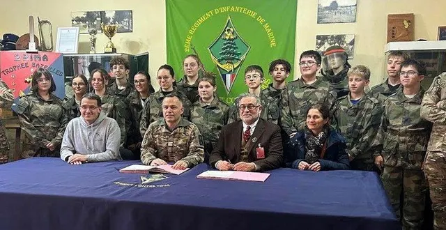 photo  le colonel de lassus, chef de corps du 2e rima et dominique sommier, principal du collège, ont signé le renouvellement du partenariat.  &copy;  le maine libre 